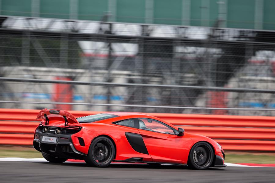  McLaren 675LT 2016 года  (US) (фото 5 из 29)